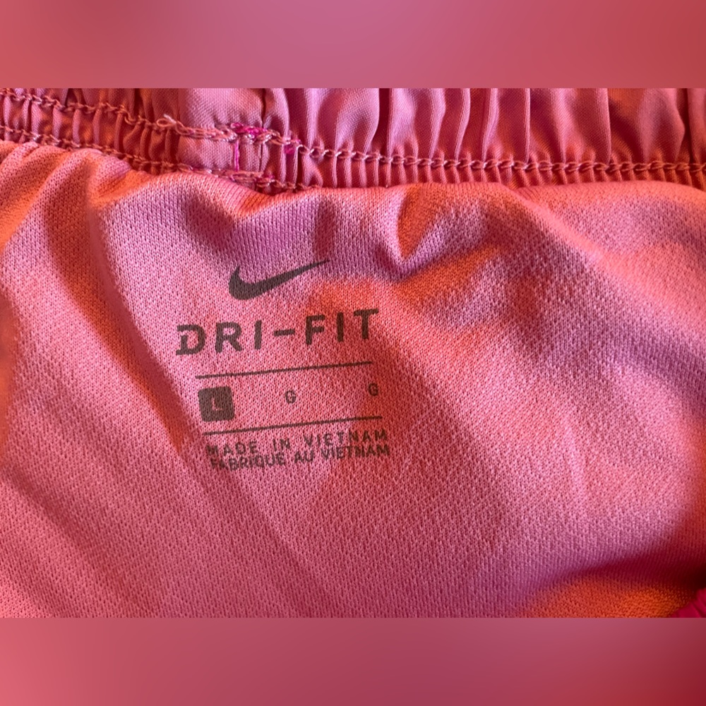 Nike Dri-Fit shorts in pink - Picture 2 of 2